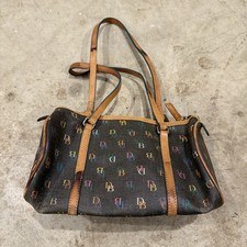 Bolsa de mão Dooney & Bourke barril assinatura arco-íris DB revestida PVC preto Y2K comprar usado Bolsa de mão Dooney & Bourke barril assinatura arco-íris DB revestida PVC preto Y2K comprar usado  Enviando para Brazil