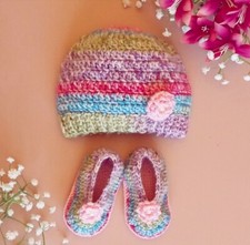 Cappello scarpette variopinte usato  Genova