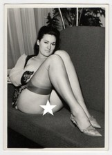 Photo woman down d'occasion  Expédié en Belgium