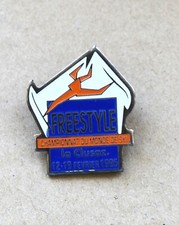 Jolie broche insigne d'occasion  Bénouville