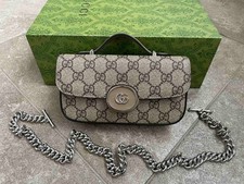 Gucci Petite Super Mini Bolsa Bege GG Lona Couro Prata GG e Corrente Autêntica comprar usado Gucci Petite Super Mini Bolsa Bege GG Lona Couro Prata GG e Corrente Autêntica comprar usado  Enviando para Brazil