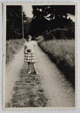 Young woman poses d'occasion  Expédié en Belgium