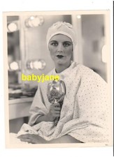 FOTO ORIGINAL 8X10 DE JUNHO COLLYER DÉCADA DE 1930 EM CADEIRA DE MAQUIAGEM SEGURANDO ESPELHO PRATA, usado comprar usado  Enviando para Brazil