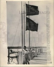 1964 Press Photo George Bass levanta bandeiras de alerta de furacão em Jackson Beach comprar usado  Enviando para Brazil