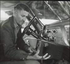 1960 Press Photo J.W. Whitmire, técnico de TV, instala rádio banda de cidadãos comprar usado  Enviando para Brazil