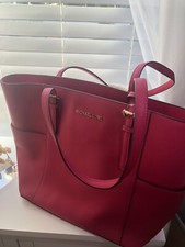 Linda bolsa Michael Kors Fuschia Weekender.  Sem arranhões ou marcas.  Excelente comprar usado  Enviando para Brazil