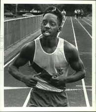 1990 Press Photo Troy, Nova York trabalhos de velocista do ensino médio na pista em Albany comprar usado 1990 Press Photo Troy, Nova York trabalhos de velocista do ensino médio na pista em Albany comprar usado  Enviando para Brazil