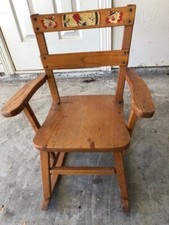 CADEIRA DE BALANÇO INFANTIL VINTAGE PEQUENA DE MADEIRA COM CAIXA DE CARRILHÃO MUSICAL comprar usado  Enviando para Brazil