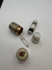BOM KIT DE COSTURA VINTAGE SUPORTE DE DEDAL COM TOPO DE FLOR BORDADO, usado comprar usado  Enviando para Brazil