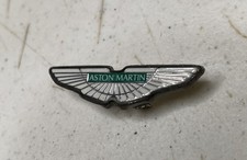 ASTON MARTIN RAPIDE VANTAGE DB9 VOLANTE EMBLEMA LOGOTIPO CRACHÁ BOLSA FABRICANTE DE EQUIPAMENTO ORIGINAL, usado comprar usado  Enviando para Brazil