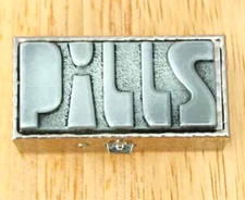 ¿Estaño? y Pastillero Tono Plata con Pastillas 3D Word en Tapa Bisagras Medicamentos Vitaminas segunda mano  Embacar hacia Mexico