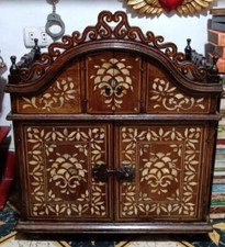 Lindo armário de madeira estilo colonial com concha de pérola e incrustações de ossos. comprar usado  Enviando para Brazil