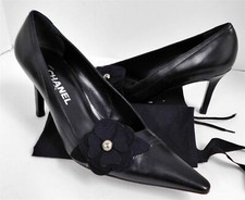 Bombas pontudas Chanel preto couro clássico flor de feltro camélia CC Itália 40 comprar usado  Enviando para Brazil