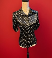 Blusa Studio Y preta cetim bolinhas botão para cima retrô pinup secretária P comprar usado Blusa Studio Y preta cetim bolinhas botão para cima retrô pinup secretária P comprar usado  Enviando para Brazil