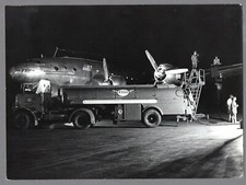 FOTO VINTAGE GRANDE TWA TRANS WORLD AIRLINES LOCKHEED CONSTELLATION & ESSO TRUCK comprar usado  Enviando para Brazil