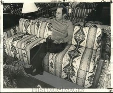 1975 Press Photo Fred Wollenberg, proprietário, Sleep Incorporated, senta-se no sofá moderno comprar usado  Enviando para Brazil