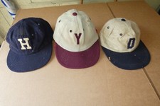 (3) Chapéus/capas de beisebol de lã dos anos 1950 por HARVARD SPORTS: YALE~HARVARD~DARTMOUTH comprar usado  Enviando para Brazil