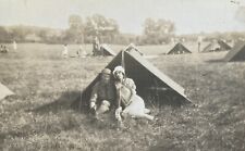 Foto vintage afeto casal homem mulher soldado sentado no campo exército filhote tenda, usado comprar usado  Enviando para Brazil