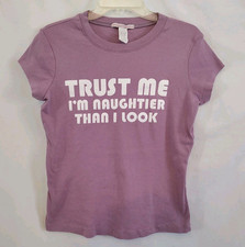 Camiseta bebê anos 90 Y2K vintage Trust Me I'm Naughtier Than I Look- Behavior 1X comprar usado  Enviando para Brazil