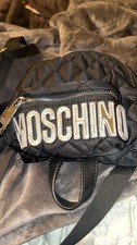 Mochila Moschino Milano Feminina Logotipo Colcha Diamante Cor Preto e Dourado Nova Com Etiqueta comprar usado Mochila Moschino Milano Feminina Logotipo Colcha Diamante Cor Preto e Dourado Nova Com Etiqueta comprar usado  Enviando para Brazil