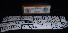 MINI DOMINÓ VINTAGE 28 PEÇAS OSSO ESCULPIDO À MÃO CONJUNTO EM CAIXA DE MADEIRA MÉXICO comprar usado  Enviando para Brazil