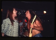 Guns N'Roses Axl Rose Steve Jones tocando guitarra original 35mm transparência comprar usado Guns N'Roses Axl Rose Steve Jones tocando guitarra original 35mm transparência comprar usado  Enviando para Brazil