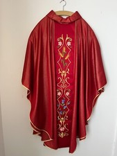 Red chasuble vestment d'occasion  Expédié en Belgium