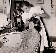 1940 beauty salon for sale  South English