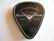 30 palhetas de guitarra Fender Custom Shop 20º aniversário em estojo de metal comprar usado  Enviando para Brazil