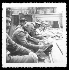 Kielce 1941 - Wehrmacht kapitan oficer czyta gazetę - Polska WK2 zdjęcie 6x6cm na sprzedaż  Wysyłka do Poland