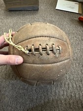 Futebol de couro vintage. Bola de futebol antiga com painel amarrado. década de 1950. comprar usado  Enviando para Brazil