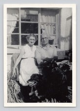 Foto antiga em preto e branco homem e mulher banco de madeira copos jardim com cachorro, usado comprar usado  Enviando para Brazil