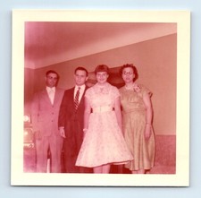 Foto antiga vintage colorida quadrada HOMENS MULHERES NA SALA DE ESTAR TELEVISÃO ANTIGA comprar usado Foto antiga vintage colorida quadrada HOMENS MULHERES NA SALA DE ESTAR TELEVISÃO ANTIGA comprar usado  Enviando para Brazil