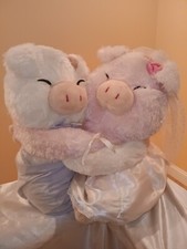 Cerditos de peluche, novio y novia, abrazados en el amor del otro en su boda segunda mano  Embacar hacia Mexico
