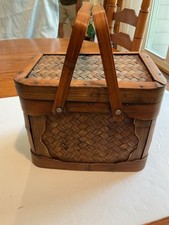 Cesta con bisagras tejida, ratán, doble asa, 8”t X 10” W X 6” lados segunda mano  Embacar hacia Mexico