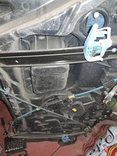 Alzavetro lancia 2005 usato  Catania