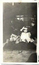 Usado, Foto antiga vintage 1920 de menina sentada ao lado de boneca bisque grande com arco comprar usado  Enviando para Brazil