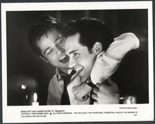 Sleepers ’96 Brad Pitt com seu braço em torno de Jason Patric comprar usado  Enviando para Brazil