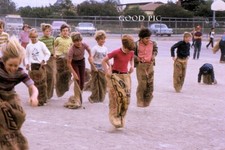 #J88 -Foto Slide Vintage 35mm- Meninos-Meninas- Corrida de Saco de Batata - 1973 comprar usado  Enviando para Brazil