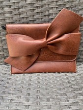 Bolsa de mão Anthropologie envelope marrom com laço em excelente estado usado! comprar usado  Enviando para Brazil