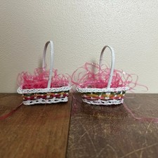 Conjunto de duas MINIATURAS de cestas de Páscoa pintadas de vime tecido decoração grama rosa, usado comprar usado  Enviando para Brazil