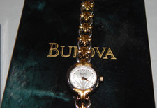 Relógio feminino BULOVA 98P15 20mm dois tons ouro prata 30m diamante aos 12 com caixa comprar usado Relógio feminino BULOVA 98P15 20mm dois tons ouro prata 30m diamante aos 12 com caixa comprar usado  Enviando para Brazil