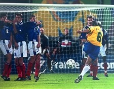 Futebol - Foto pré-impressão assinada por Roberto Carlos 10x8 Brasil v. França pontapé grátis comprar usado  Enviando para Brazil