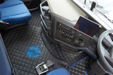  CONJUNTO DE PISO DE COURO ECOLÓGICO CAMINHÃO PRETO/AZUL FIT VOLVO FH 5 2021+ [ASSENTOS DUPLOS DE AR]  comprar usado  Enviando para Brazil