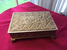 Caixa de bugigangas vintage de latão com pés e alívio decorativo com forro de madeira comprar usado Caixa de bugigangas vintage de latão com pés e alívio decorativo com forro de madeira comprar usado  Enviando para Brazil