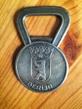 Décapsuleur BERLIN  Ours  + porte de Brandebourg Vintage Métal argenté   7 cm d'occasion  Wolfisheim