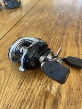 MOLINETE DE PESCA ABU GARCIA "HANK PARKER" VENTO NIVELADO ALTO DESEMPENHO LANÇAMENTO DE ISCAS R/H2 comprar usado  Enviando para Brazil