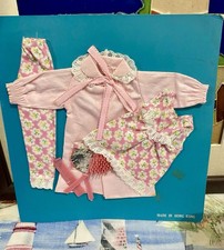 Roupas de cama vintage 1960s 9” SKIPPER ou TUTTI tamanho PJs + escova Acc’s HONG KONG #3 comprar usado Roupas de cama vintage 1960s 9” SKIPPER ou TUTTI tamanho PJs + escova Acc’s HONG KONG #3 comprar usado  Enviando para Brazil