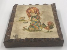 Usado, Cabide de parede vintage menina em um vestido padrão quadrado alimentando seu frango comprar usado  Enviando para Brazil