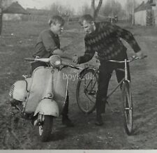 Foto vintage motociclistas homens scooter rapazes bicicleta aperto de mão casal motocicleta comprar usado  Enviando para Brazil